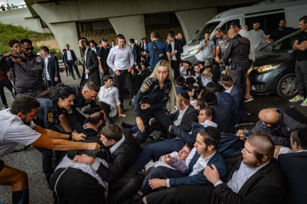 כוחות משטרה בניסיון לפנות מפגינים חרדים שחוסמים את כביש 4 (צילום: חיים גולדברג/פלאש90)