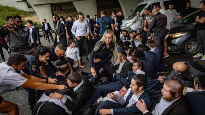 הפגנת החרדים על מעצר עריקים פונתה: כביש 4 נפתח לתנועה