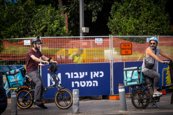 עבודות להקמת המטרו בשדרות רוטשילד, סמוך לכיכר הבימה בתל אביב (צילום: מרים אלסטר/פלאש 90)