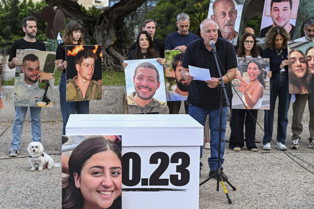 בני משפחותיהם של נרצחי 7 באוקטובר והלוחמים שנפלו בקרבות קוראים בכיכר החטופים לציבור לזכור את יקיריהם ביום הבחירות (צילום: אבשלום ששוני/Flash90) בני משפחותיהם של נרצחי 7 באוקטובר והלוחמים שנפלו בקרבות קוראים בכיכר החטופים לציבור לזכור את יקיריהם ביום הבחירות (צילום: אבשלום ששוני/Flash90)