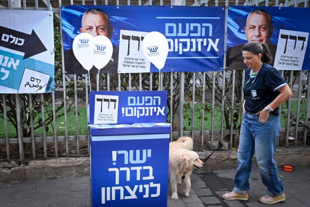 תעמולת בחירות מחוץ לקלפי בתל אביב בבחירות לכנסת ה-26 (צילום: אבשלום ששוני/פלאש90)