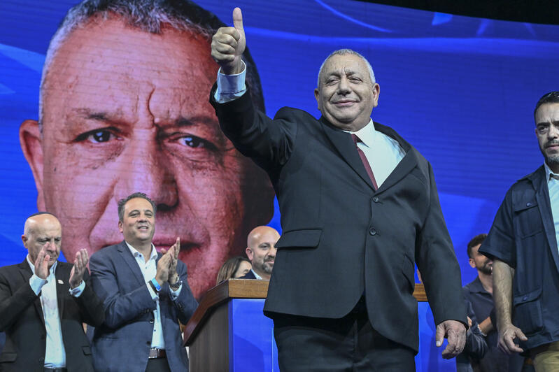 יו"ר מפלגת ישר, גדי איזנקוט, נואם מול חברי המפלגה בתל אביב לאחר פרסום תוצאות המדגמים בבחירות 2026 (צילום: אבשלום ששוני / פלאש90)