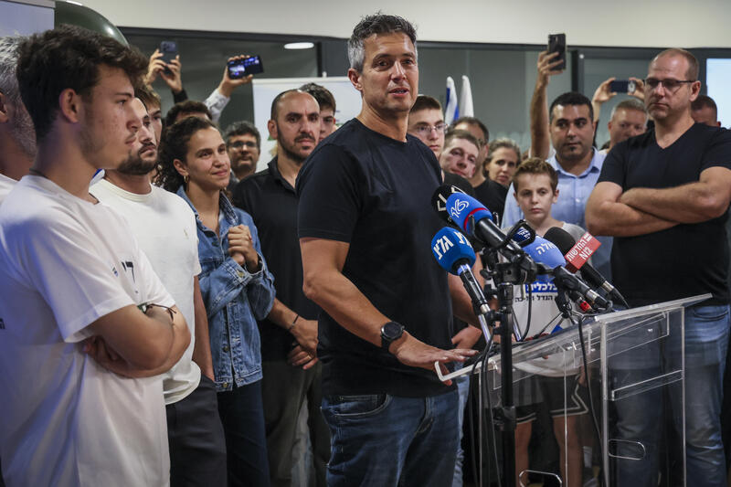 יו"ר המילואימניקים יועז הנדל לאחר פרסום תוצאות המדגם בבחירות 2026 (צילום: יונתן שאול / פלאש90) יו"ר המילואימניקים יועז הנדל לאחר פרסום תוצאות המדגם בבחירות 2026 (צילום: יונתן שאול / פלאש90)