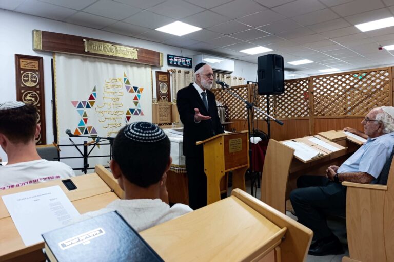 הרב פרופ' נפתלי רוטנברג בטקס זיכרון לרצח רבין בבית הכנסת 'אוהל יצחק' ברחובות. "'כוחנו באחדותנו', אבל זו אמירה שמעולם לא עמדה במבחן המציאות" (צילום: אסף צבי)