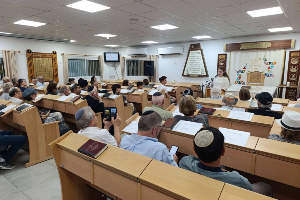 רננה רז, תלמידת תיכון פלך בירושלים, בטקס זיכרון לרצח רבין בבית הכנסת 'אוהל יצחק' ברחובות (צילום: אסף צבי) רננה רז, תלמידת תיכון פלך בירושלים, בטקס זיכרון לרצח רבין בבית הכנסת 'אוהל יצחק' ברחובות (צילום: אסף צבי)