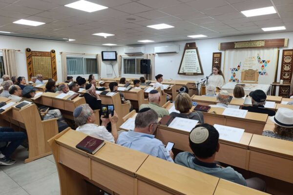 רננה רז, תלמידת תיכון פלך בירושלים, בטקס זיכרון לרצח רבין בבית הכנסת 'אוהל יצחק' ברחובות (צילום: אסף צבי)