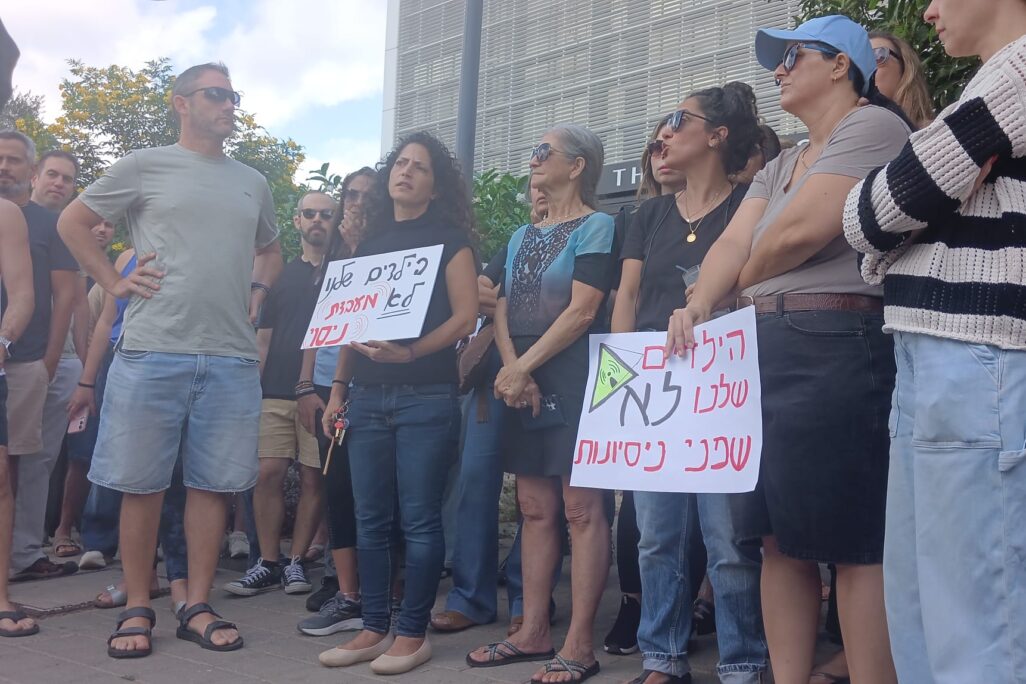 הורים מפגינים בקדימה צורן במחאה על התקנת המערכות הסולאריות במוסדות החינוך ועל החשש מקרינה (צילום: אלבום פרטי) הורים מפגינים בקדימה צורן במחאה על התקנת המערכות הסולאריות במוסדות החינוך ועל החשש מקרינה (צילום: אלבום פרטי)
