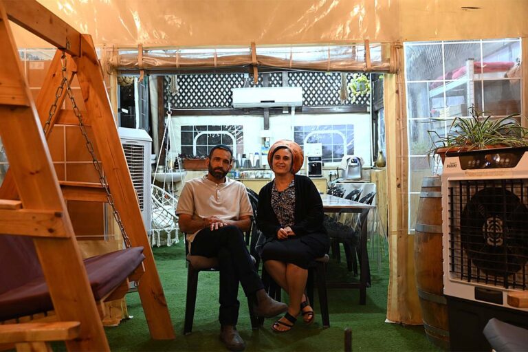 שולמית וויליאם אוחנה ב'מקום בלב' בביתם בבית חגי (צילום: אור גואטה)