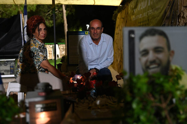 איציק וענבל הוריו של סמ"ר ישי פיטוסי ז"ל בקברו (צילום: אור גואטה)