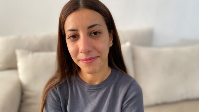 רוזאן שחאדה נמלטה פעמיים מבית אלים. כעת היא תצביע לראשונה