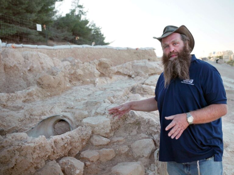 בנימין סטורצ'ן מנהל החפירה מטעם רשות העתיקות (צילום: אמיל אלג'ם רשות העתיקות)
