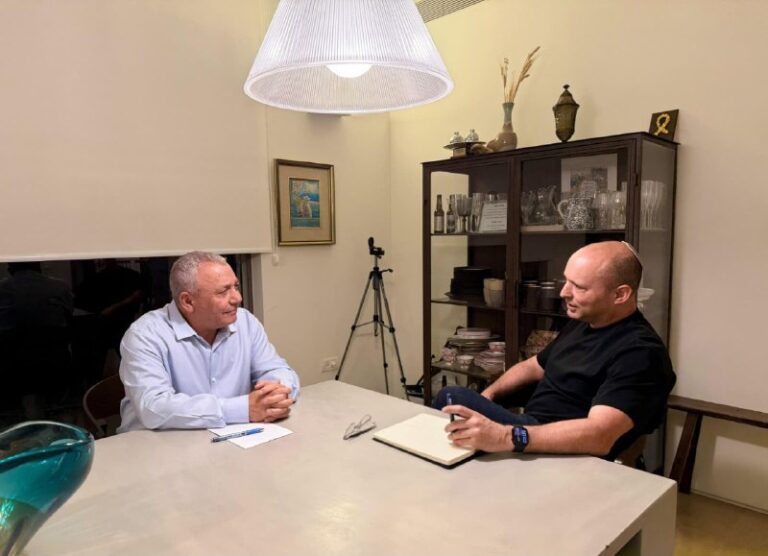 גדי איזנקוט ונפתלי בנט (צילום: דוברות מפלגת ישר)