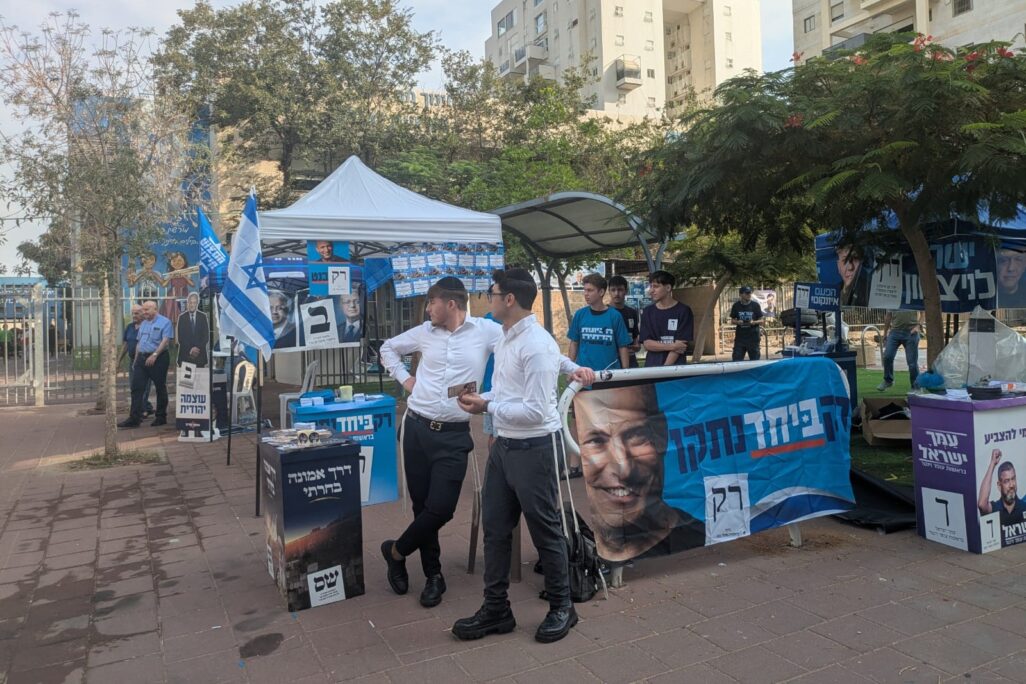 הכניסה לקלפי בגבעת שמואל (צילום: מיכל מרנץ)