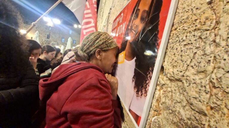 באנצ'י קסאו מתפללת לשובה של בתה היימנוט בכותל המערבי (צילום: אוריאל אבן ספיר)