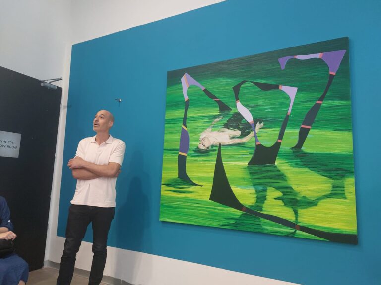 מתן בן טולילה ועבודתו המוצגת בתערוכה (צילום: מוזיאון מורשת החשמונאים)