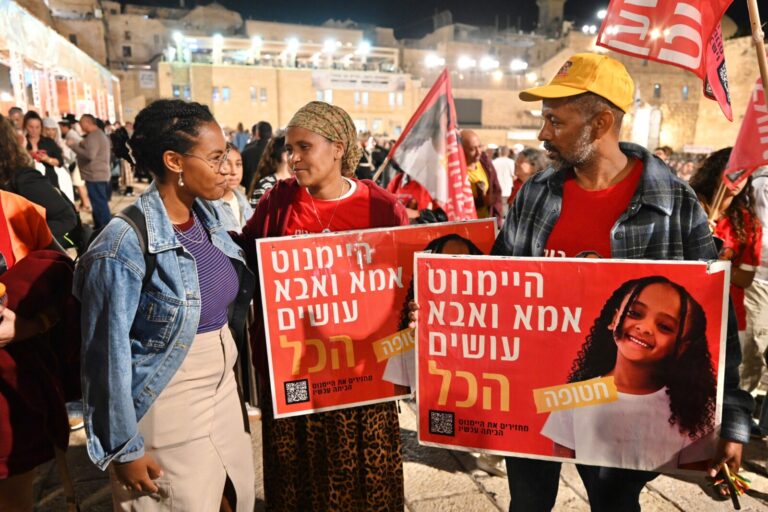 הורי היימנוט עם ירוס זלקה, אחותו של ימנו (צילום: אוריאל אבן ספיר)