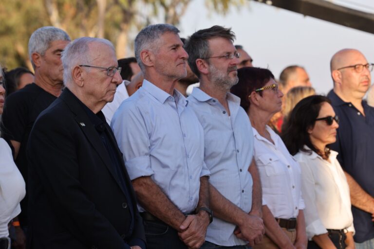 הנשיא לשעבר רובי רבלין לצד יו"ר הדמוקרטים יאיר גולן בעצרת לציון שלוש שנים ל-7 באוקטובר (צילום: זיו ברק)
