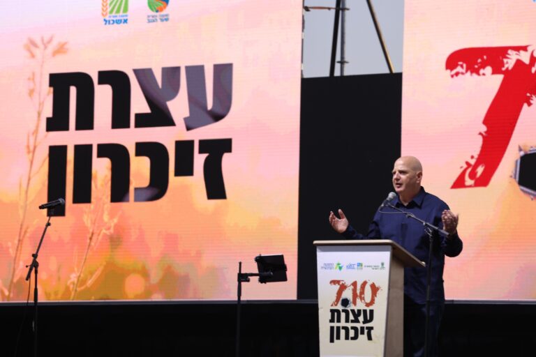 אורי אפשטיין, ראש מועצת שער הנגב בעצרת לציון שלוש שנים לשבעה באוקטובר (צילום: זיו ברק)