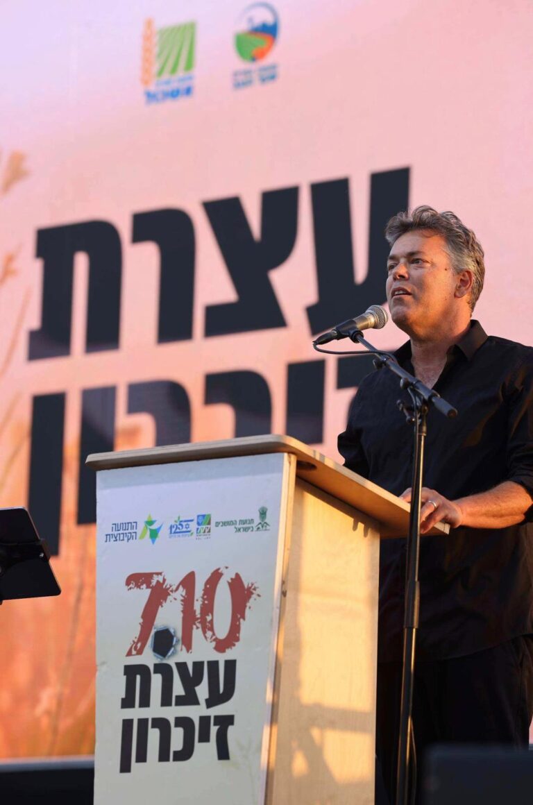 ליאור שמחה, מזכ"ל התנועה הקיבוצית, בעצרת לציון שלוש שנים לשבעה באוקטובר (צילום: זיו ברק).