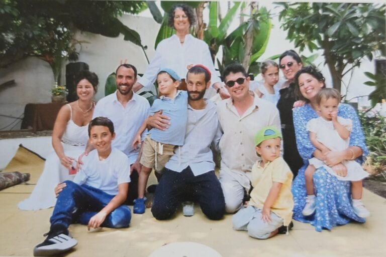 משפחת הרן-שהם בחתונת יובל ואנה לי לאחר שחרורו של טל שהם (צילום: אלבום פרטי)