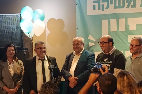 מימין: עופר כסיף, סאמי אבו שחאדה, אחמד טיבי, יוסף ג'בארין, מהא כרכבי (צילום: יניב שרון)