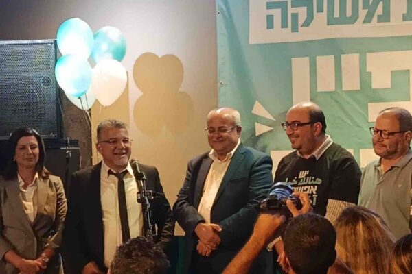 מימין: עופר כסיף, סאמי אבו שחאדה, אחמד טיבי, יוסף ג'בארין, מהא כרכבי (צילום: יניב שרון)