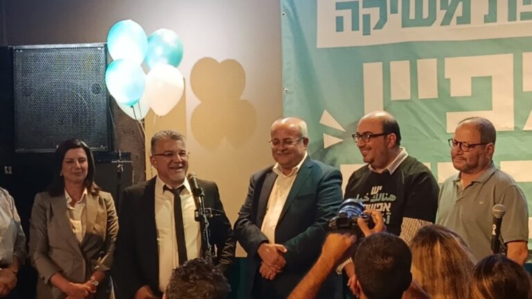 מימין: עופר כסיף, סאמי אבו שחאדה, אחמד טיבי, יוסף ג'בארין, מהא כרכבי (צילום: יניב שרון)