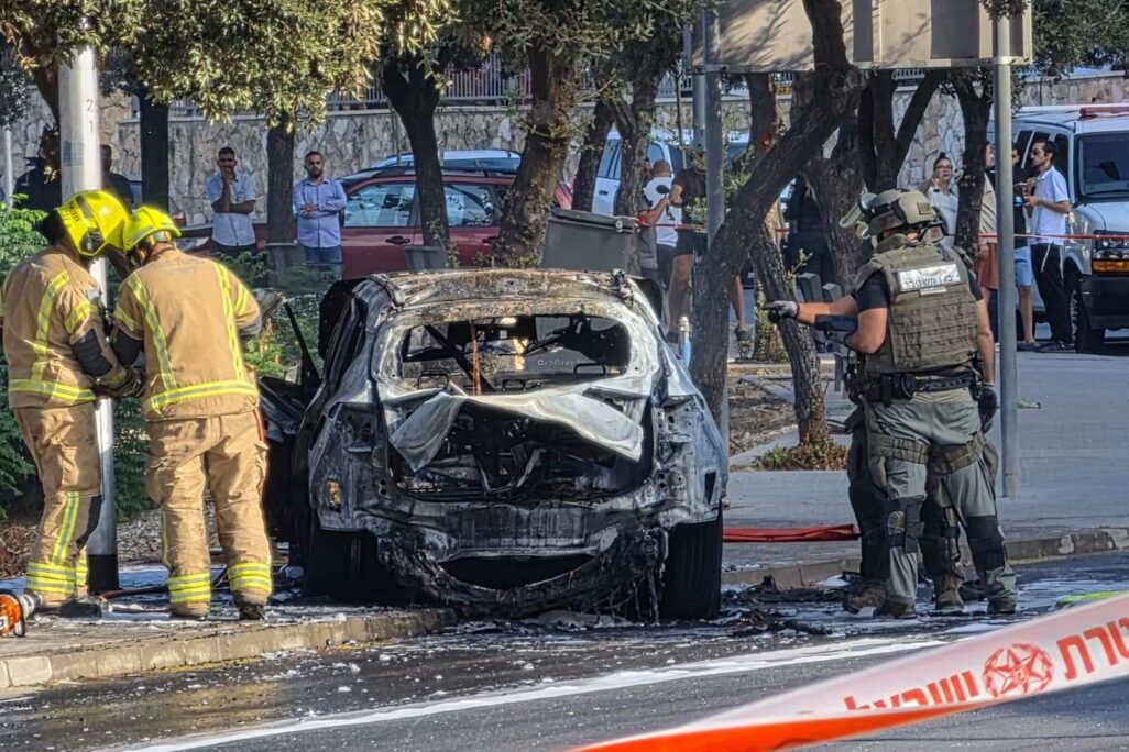 זירת פיצוץ הרכב בירושלים (צילום: דוברות המשטרה)