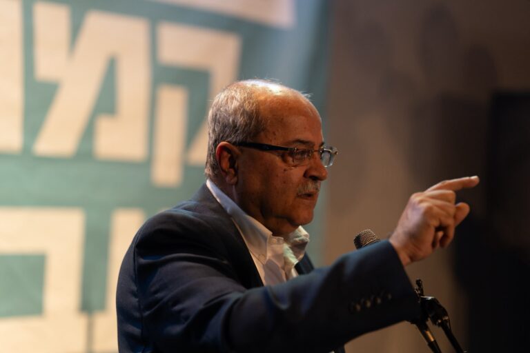 אחמד טיבי מדבר באירוע קמפיין בעברית של הרשימה המשותפת (צילום: תקשורת הרשימה המשותפת)