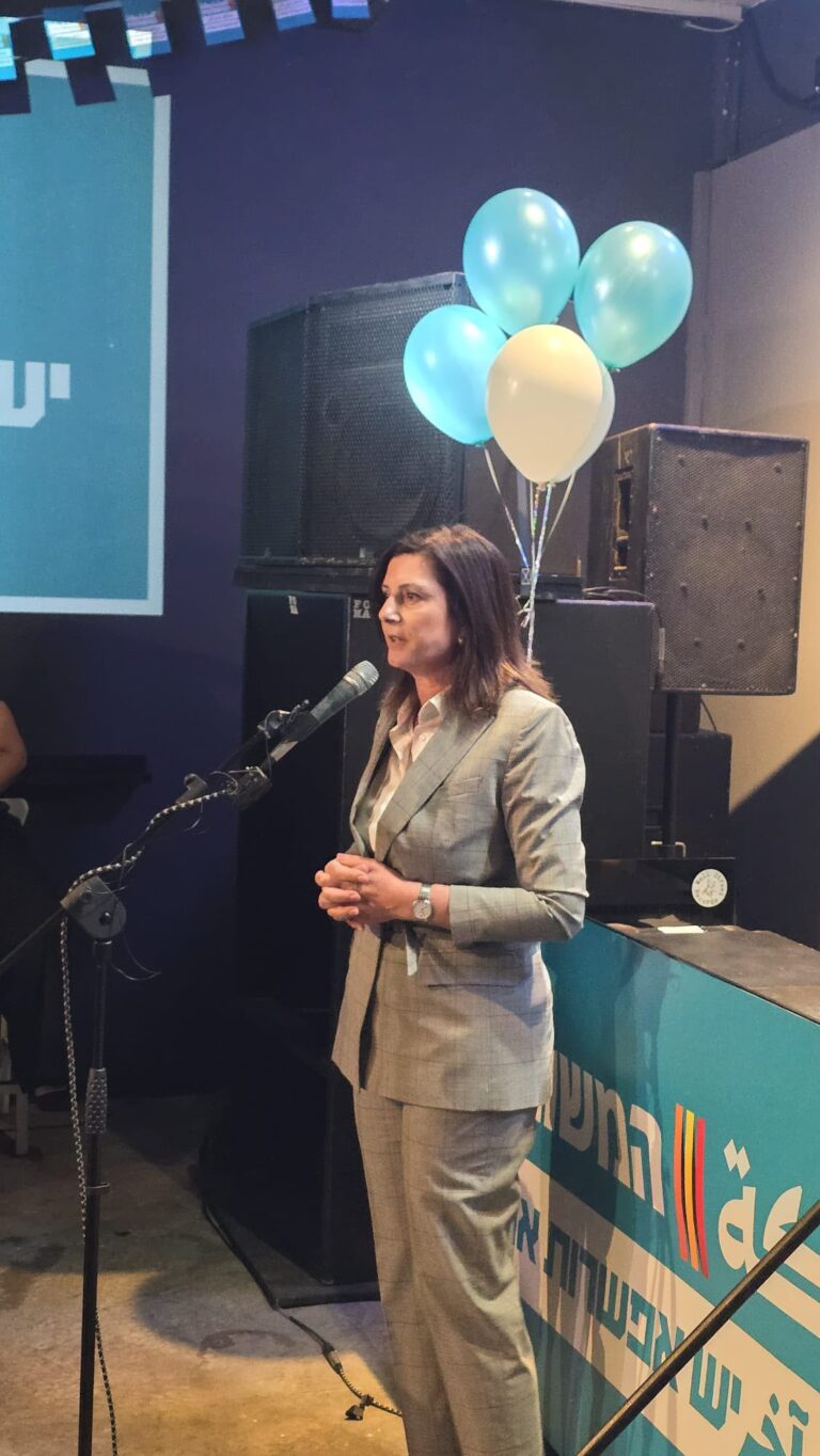 מהא כרכבי-סבח, מועמדת מטעם הרשימה המשותפת, באירוע ההשקה של המשותפת לציבור העברי צילום: תקשורת הרשימה המשותפת)