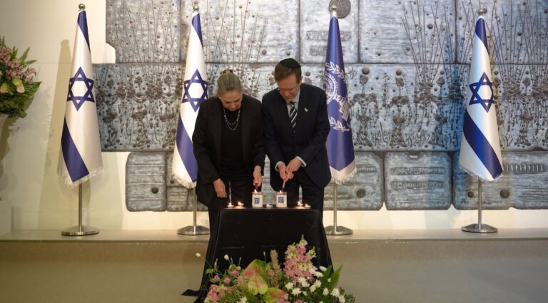 נשיא המדינה יצחק הרצוג ורעייתו מיכל הרצוג בהדלקת נר זיכרון (צילום: דוברות בית הנשיא)