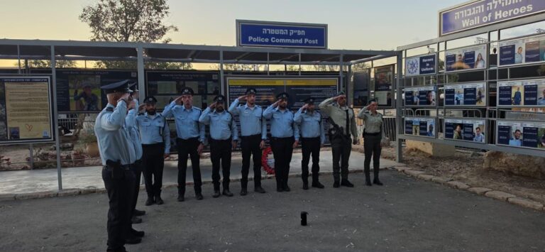 הצדעה טקסית בתחנת המשטרה הישנה בשדרות ב-06:29 (צילום: דוברות המשטרה)