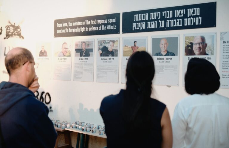תערוכה המציגה את הנופלים מכיתת הכוננות של כפר עזה בנשקייה של הקיבוץ (צילום: דוד טברסקי)