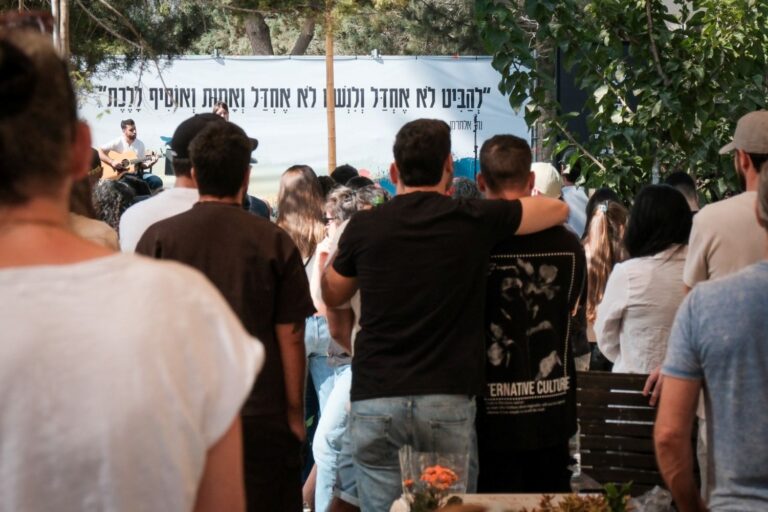 טקס זיכרון ל-7 באוקטובר בבית העלמין בכפר עזה (צילום: דוד טברסקי)