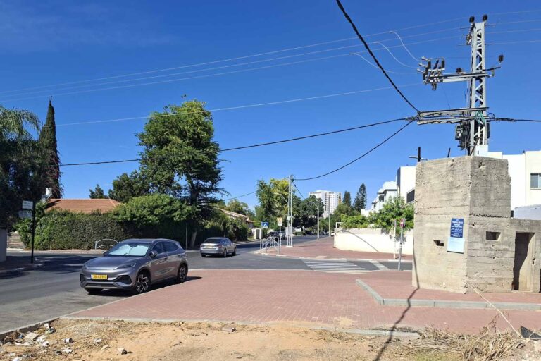 עמדת השמירה ממלחמת העצמאות בין הרחובות שי אשרם לחנה אברך (צילום: אמיתי פרץ)