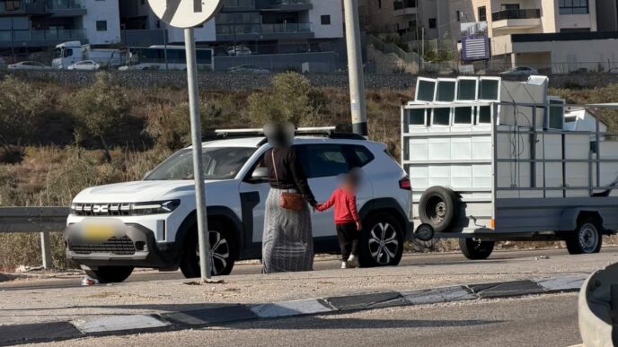 אישה וילד במהלך פעילות המשטרה לאיתור שוהים בלתי חוקיים באזור נצרת (צילום: דוברות המשטרה)