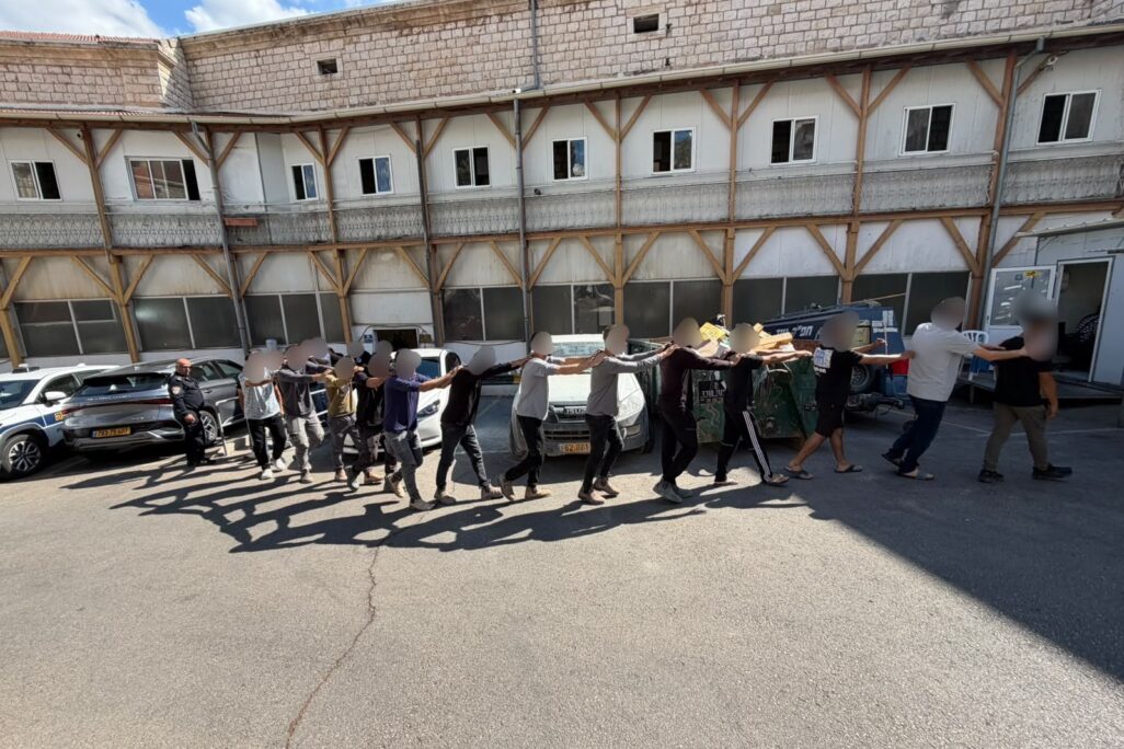 החשודים שנעצרו במהלך פעילות המשטרה באזור נצרת (צילום: דוברות המשטרה) החשודים שנעצרו במהלך פעילות המשטרה באזור נצרת (צילום: דוברות המשטרה)