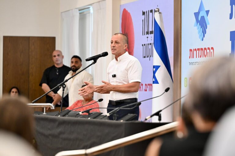 יו"ר הסתדרות עובדי המדינה, עו"ד אופיר אלקלעי, על בן דודו אל"מ רועי לוי: "מנהיגות, ענווה ודוגמה אישית" (צילום: קובי קואנקס)