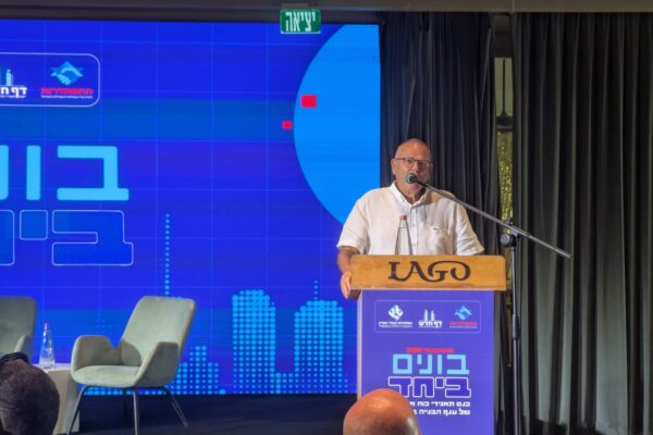 יו"ר ההסתדרות ארנון בר-דוד בכנס "בונים ביחד" של הסתדרות עובדי הבניין והתעשיות הנלוות ועמותת "דף חדש", שעסק במחסור בעובדים ובאתגרי ענף הבנייה בישראל (צילום: ניצן צבי כהן)