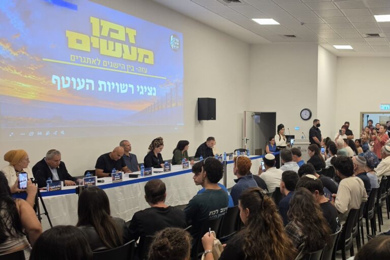 פאנל מועמדים לקראת הבחירות בקיבוץ נחל עוז, 12 באוקטובר 2026 (צילום: פורום עוטף ישראל)