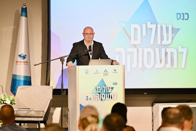 אלכס מילר. "יותר מדי עולים עם תארים מתקדמים מתבזבזים" (צילום: קובי קואנקס)