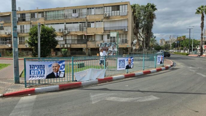 שלטי בחירות של הליכוד בלוד. ברשימה המשותפת טוענים כי שלטיה הוסרו, בעוד שלטי מפלגות אחרות נותרו במקומם (צילום: שימוש לפי סעיף 27א לחוק זכות יוצרים)