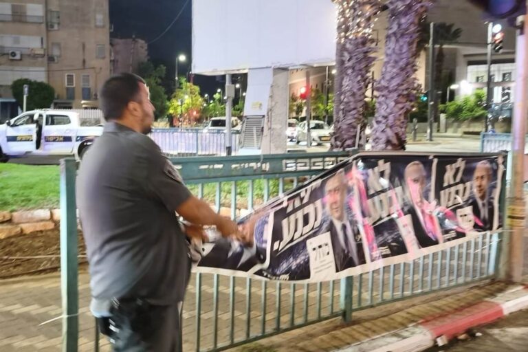 Lod Municipality inspectors remove Likud election signs (Photo: Lod Municipality)