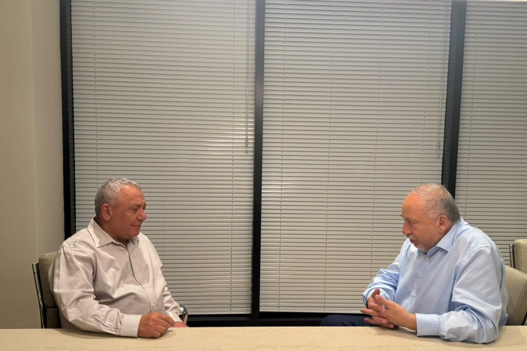יו"ר ישר גדי איזנקוט (משמאל) ויו"ר ישראל ביתנו אביגדור ליברמן בפגישתם לקראת הבחירות לכנסת (צילום: דוברות ישר וישראל ביתנו) יו"ר ישר גדי איזנקוט (משמאל) ויו"ר ישראל ביתנו אביגדור ליברמן בפגישתם לקראת הבחירות לכנסת (צילום: דוברות ישר וישראל ביתנו)