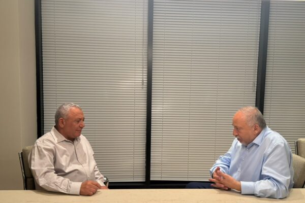 יו"ר ישר גדי איזנקוט (משמאל) ויו"ר ישראל ביתנו אביגדור ליברמן בפגישתם לקראת הבחירות לכנסת (צילום: דוברות ישר וישראל ביתנו)