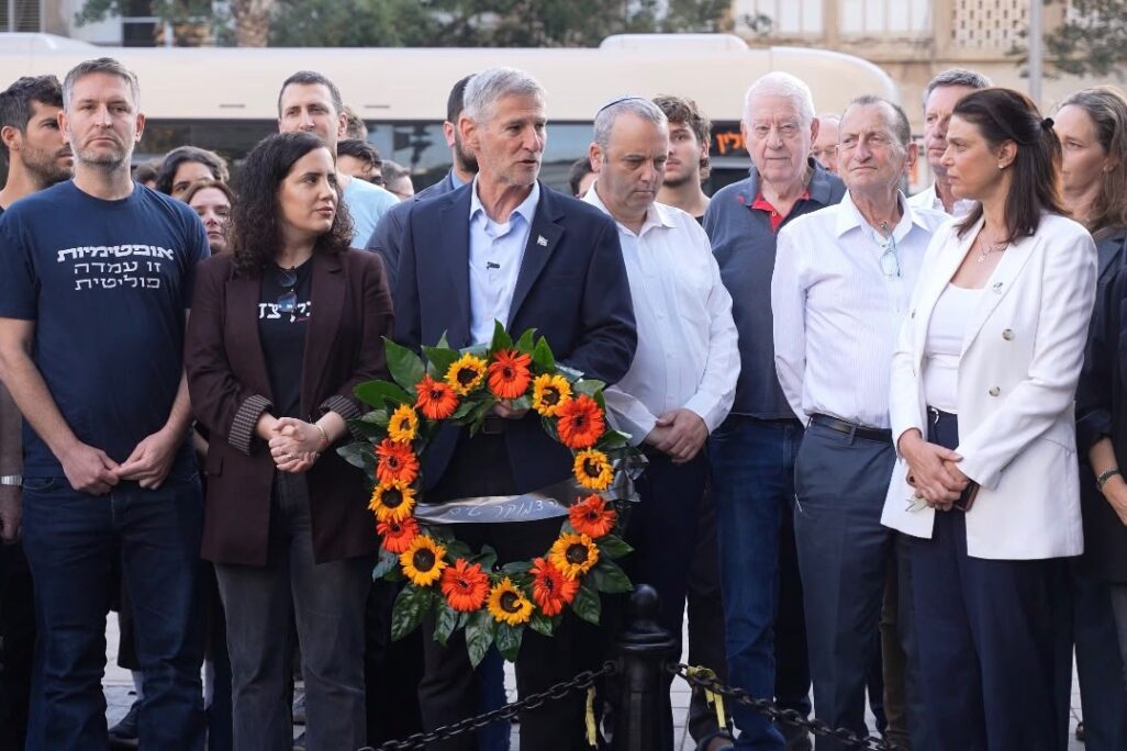 יום הזיכרון לרצח יצחק רבין ז"ל: יו"ר הדמוקרטים, אלוף (מיל), יאיר גולן וחברי הכנסת והנבחרת הניחו זר על האנדרטה (צילום: לפי סעיף 27א לחוק זכויות יוצרים) יום הזיכרון לרצח יצחק רבין ז"ל: יו"ר הדמוקרטים, אלוף (מיל), יאיר גולן וחברי הכנסת והנבחרת הניחו זר על האנדרטה (צילום: לפי סעיף 27א לחוק זכויות יוצרים)
