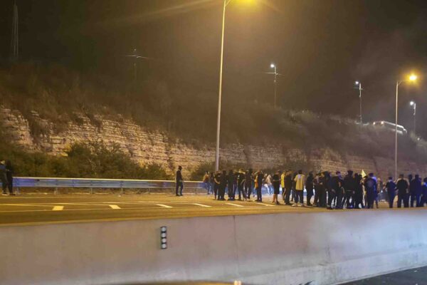 הפגנה במחאה על דקירת צעיר דרוזי במחלף אליקים (צילום: שרית פרידמן)