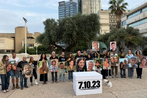 בני משפחותיהם של נרצחי 7 באוקטובר והלוחמים שנפלו בקרבות קוראים בכיכר החטופים לציבור לזכור את יקיריהם ביום הבחירות (צילום: מועצת אוקטובר)