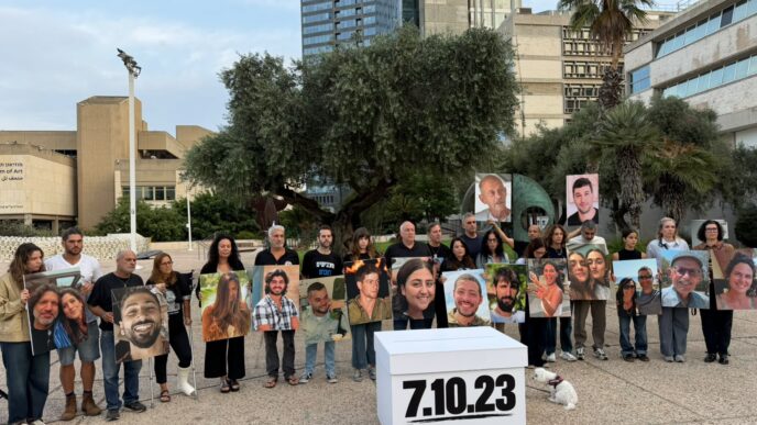 נפגעי 7 באוקטובר בכיכר החטופים: "תזכרו את יקירינו בקלפי"