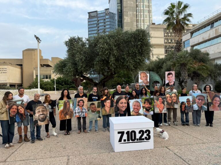 בני משפחותיהם של נרצחי 7 באוקטובר והלוחמים שנפלו בקרבות קוראים בכיכר החטופים לציבור לזכור את יקיריהם ביום הבחירות (צילום: מועצת אוקטובר)